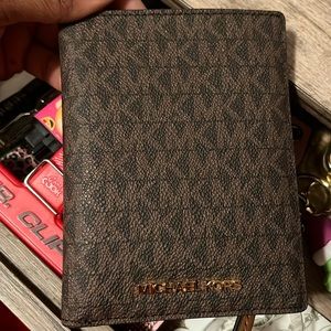 Micheal kors passport wallet